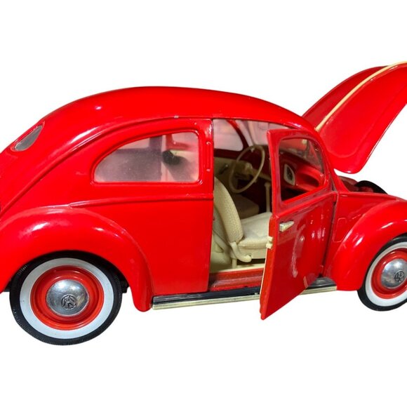 Maisto 1951 Volkswagen Beetle Die-Cast Model Car In Red On Plastic Base - Picture 5 of 15